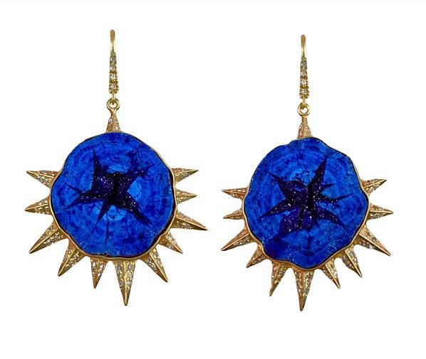 Lauren Harper, Blue Azurite and Diamond Earrings
Blue Azurite, Diamonds, 18kt Gold, 1 37/50 x 1 11/100 in. (4.4 x 2.8 cm)
08175
$5,600