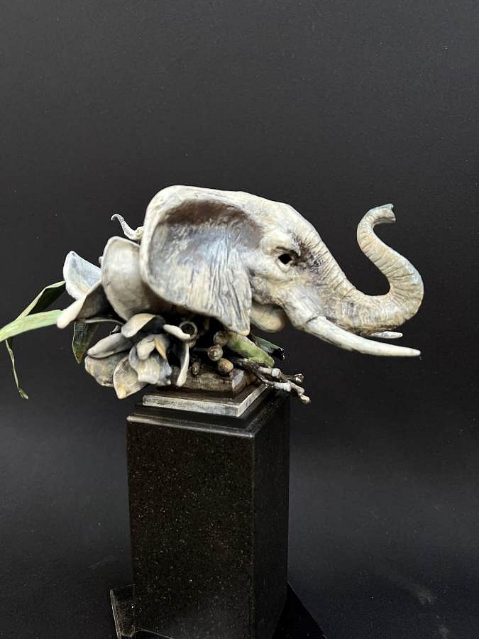 Ted Gall, Elephant Run, 2021
Bronze, 11 x 7 x 11 in.
07954